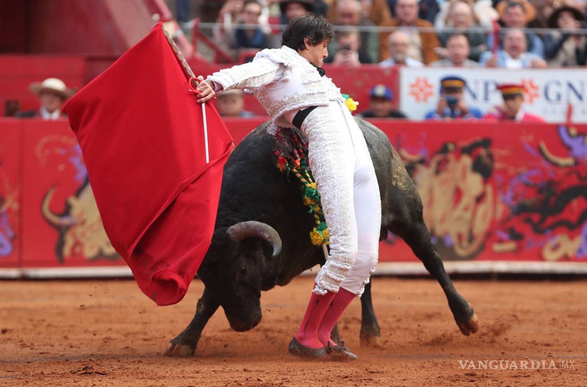 $!Accidentada tradicional corrida guadalupana en la Plaza México