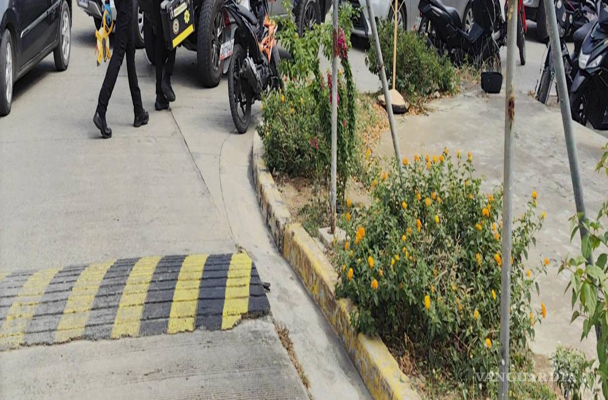 $!Policías filipinos caminan por una zona del campus de la escuela secundaria (Junior High School) de la Universidad Ateneo de Zamboanga, en la ciudad de Zamboanga, Filipinas.