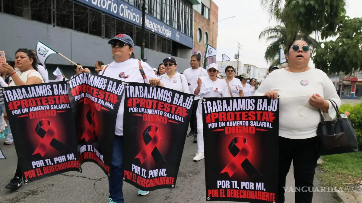 Personal del IMSS se moviliza en el país ante severo desabasto médico