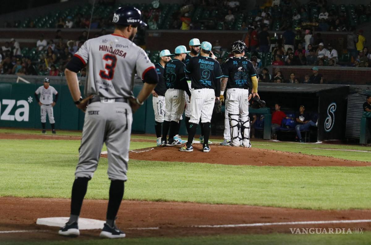 $!Ambos equipos mostraron sus habilidades defensivas durante la parte intermedia del encuentro en el Estadio Francisco I. Madero.