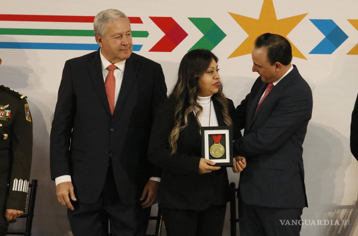 $!La viuda de Juan Antonio Mata Hernández, recibió el galardón Post Mortem.