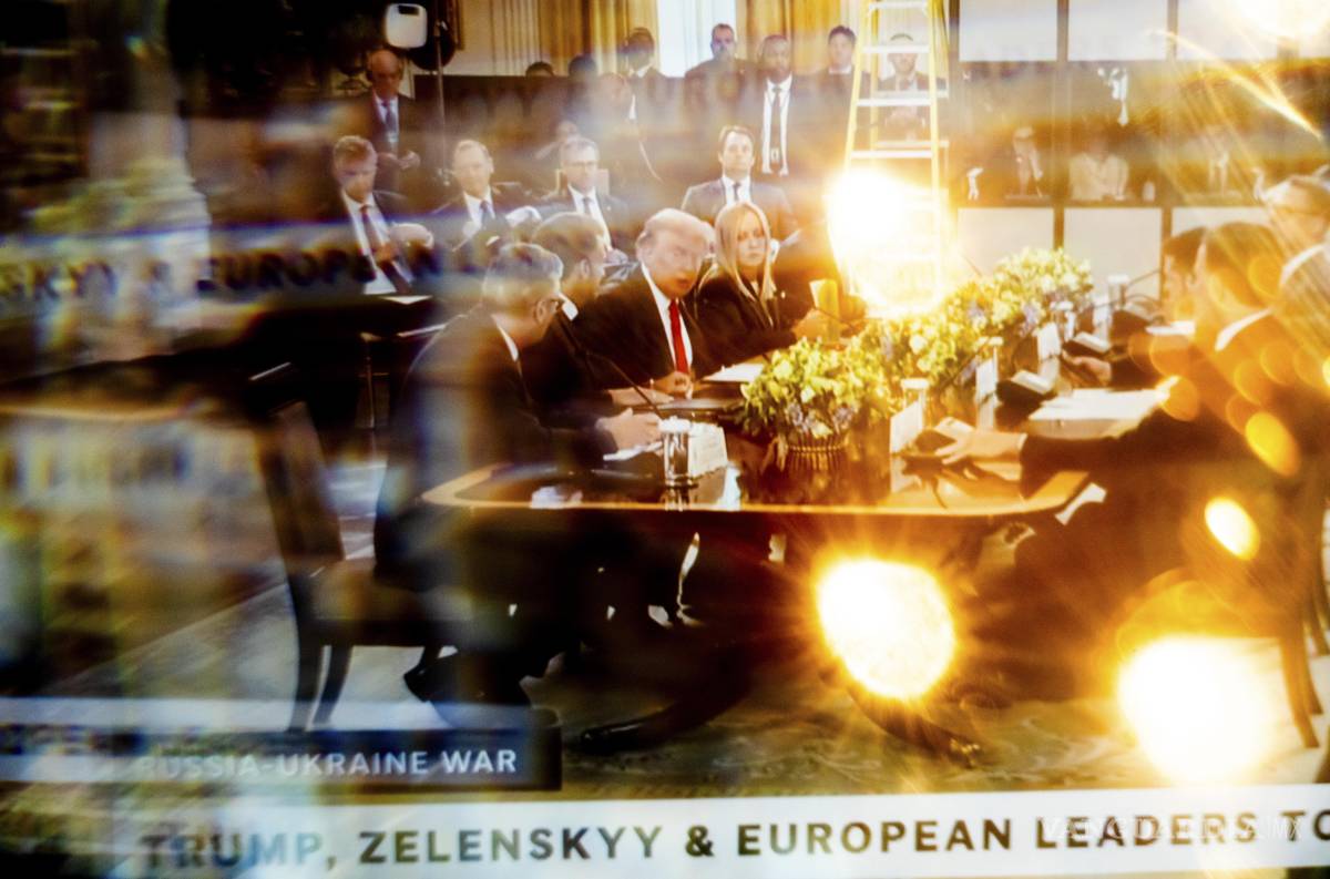 $!Una transmisión del presidente Trump con el presidente Volodymyr Zelensky de Ucrania y otros líderes europeos en la Sala Este de la Casa Blanca en Washington.