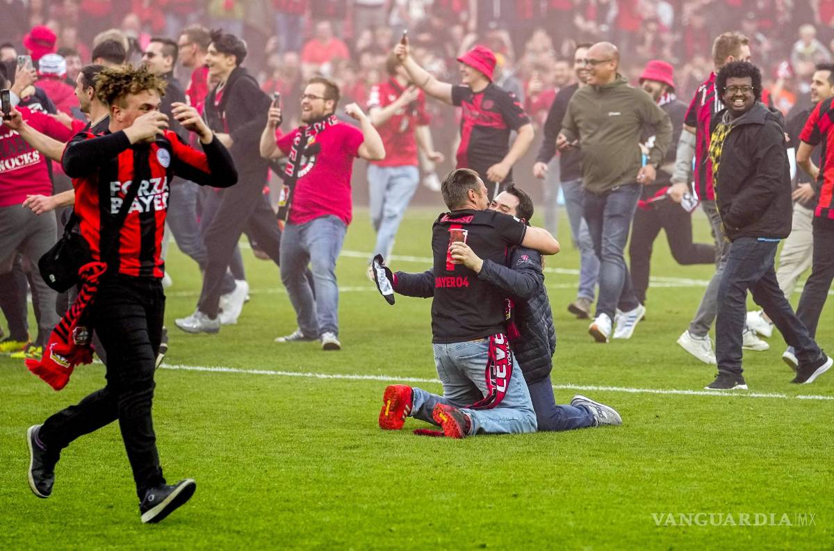 $!La cancha del BayArena se convirtió en una completa locura tras el triunfo del Leverkusen.