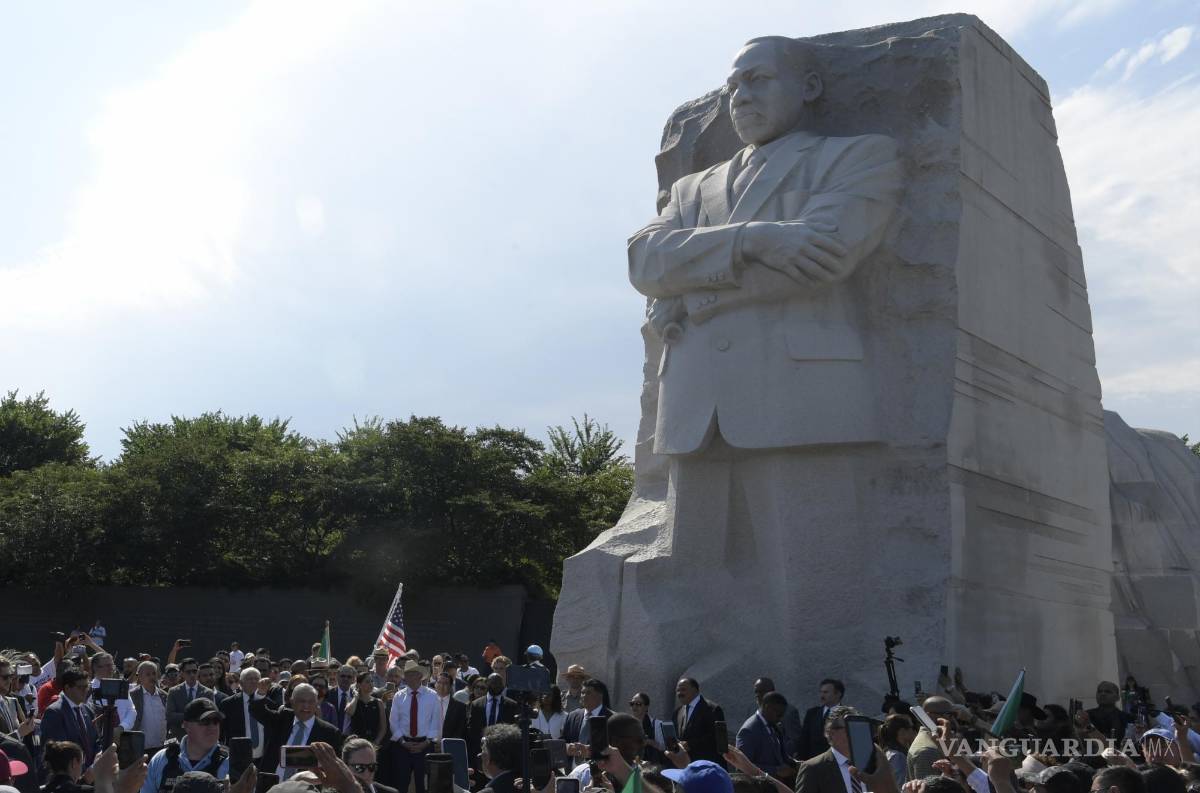 $!El presidente de México, Andrés Manuel López Obrador (i-abajo) rinde honores a Martin Luther King.