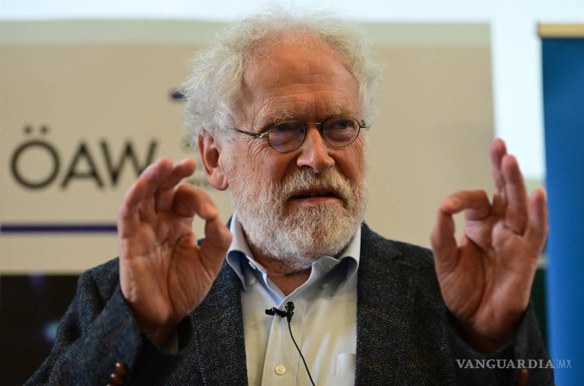 $!Anton Zeilinger da una conferencia de prensa en la Facultad de Física de Viena, Austria, el 4 de octubre de 2022 después de recibir el Premio Nobel de Física 2022.