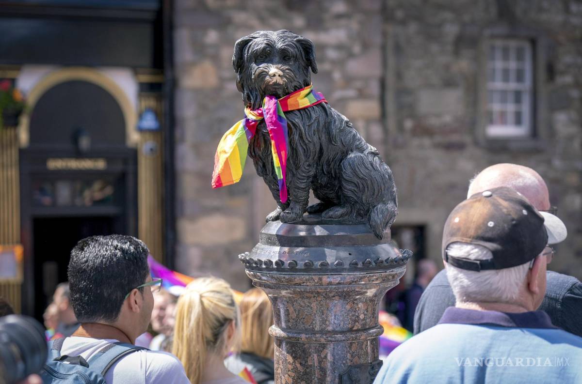$!La estatua de Greyfriars Bobby lleva un pañuelo arcoíris durante el evento Pride Edinburgh 2022 en Edimburgo, Escocia.