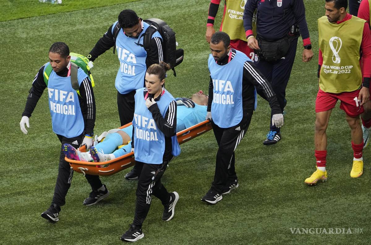 $!A pesar de sus esfuerzos por continuar, el arquero pidió su cambio minutos después.