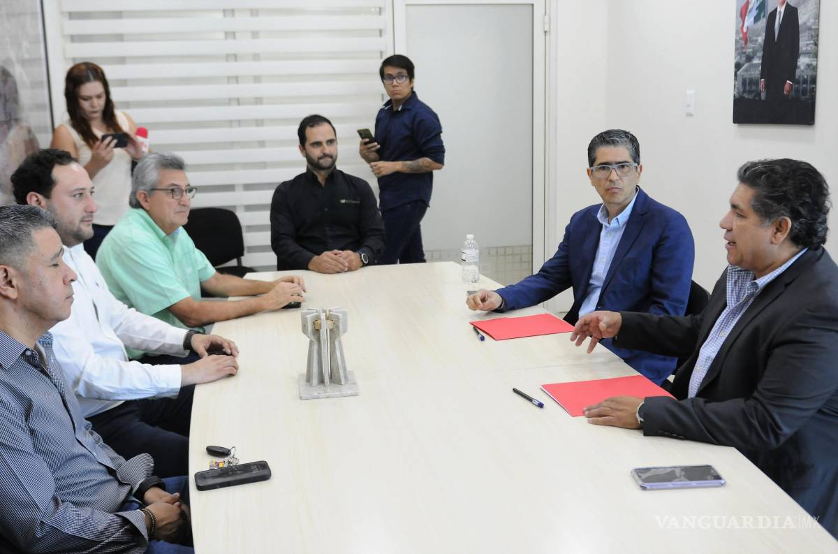 $!Representantes del municipio y de la cámara de vivienda sellaron el compromiso de trabajo conjunto.