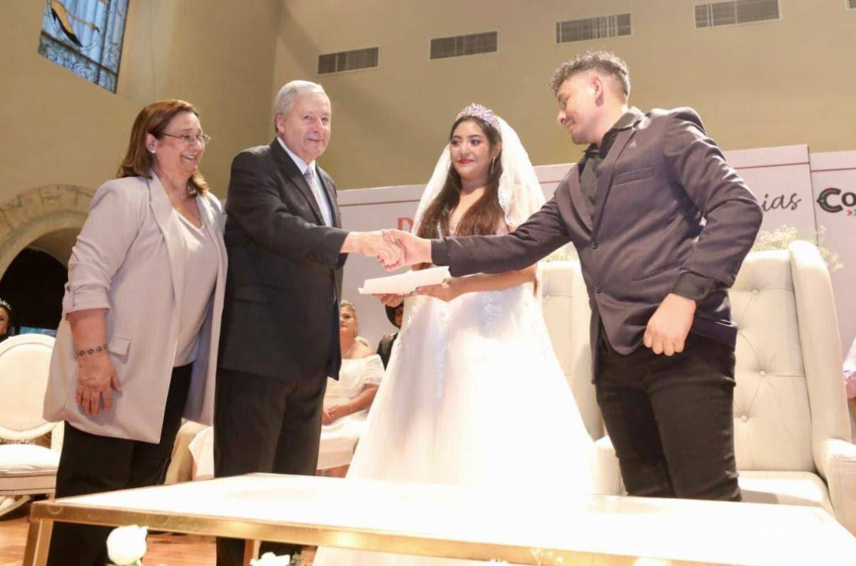 $!La ceremonia fue dirigida por Carlos Tulio Villarreal Guajardo, titular de la Oficialía 64 del Registro Civil.