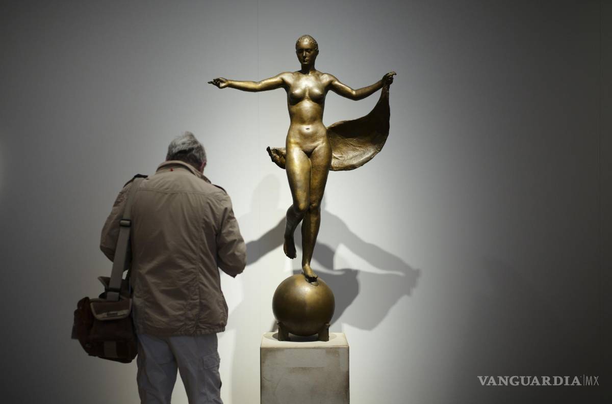 $!Un periodista toma notas frente a la escultura Model of Fortuna de Richard Scheibe, parte de la exposición “Divinamente dotados. Los artistas favoritos del nacionalsocialismo en la República Federal” en el Museo Histórico Alemán, el miércoles 25 de agosto de 2021 en Berlín. AP/Markus Schreiber