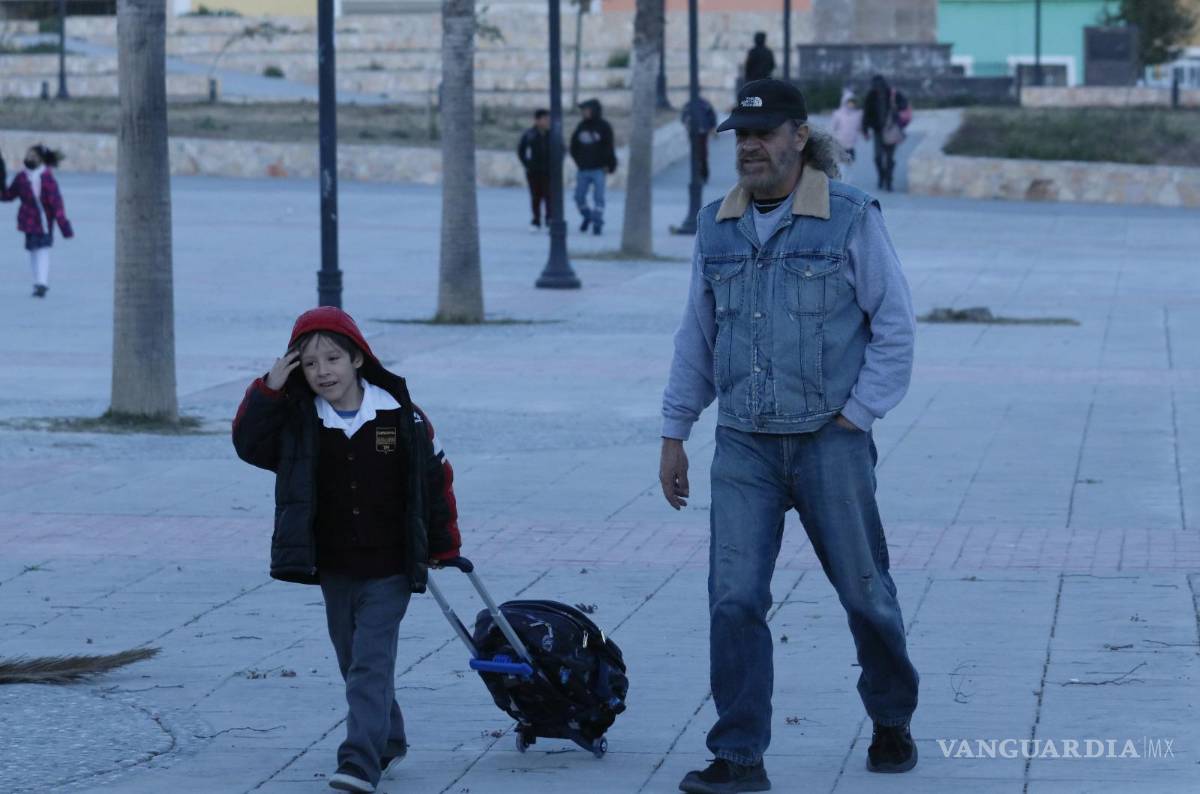 $!A pesar de los fuertes vientos, los menores acudieron a la escuela este primer día tras las vacaciones.