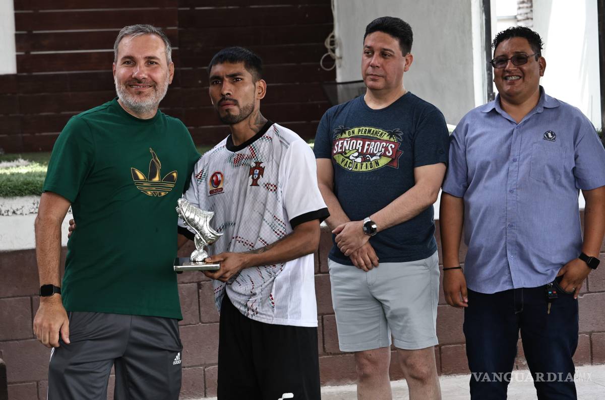 $!Carlos Flores recibió el trofeo al goleador del torneo con 18 anotaciones.