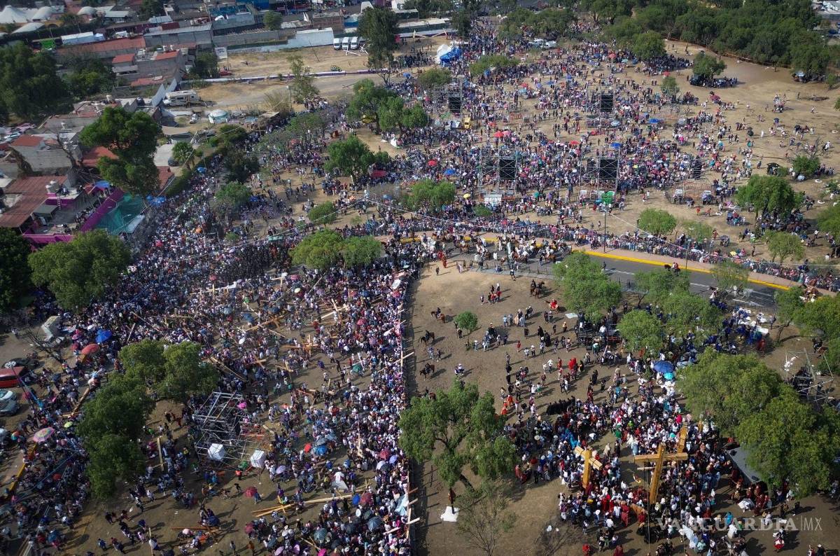 $!Miles de personas provenientes de todo el país y diversas partes del mundo, asistieron a la 182 representación del Viacrucis en calles de la alcaldía Iztapalapa. En imagen tomas aéreas desde el cerro de la estrella.