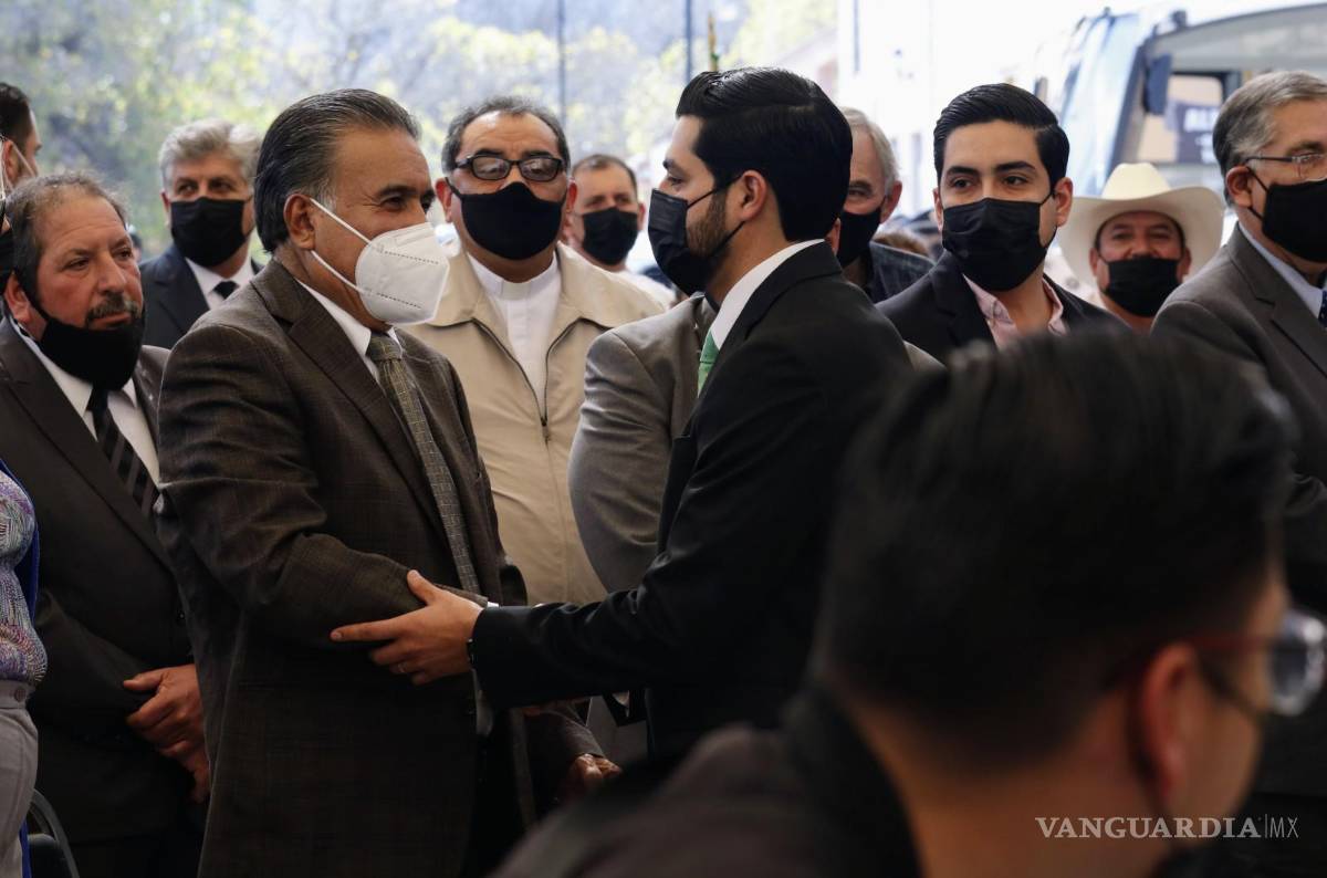 $!El nuevo alcalde de Arteaga, Ramiro Durán García rindió la toma de protesta por los próximos tres años. FOTO: HÉCTOR GARCÍA