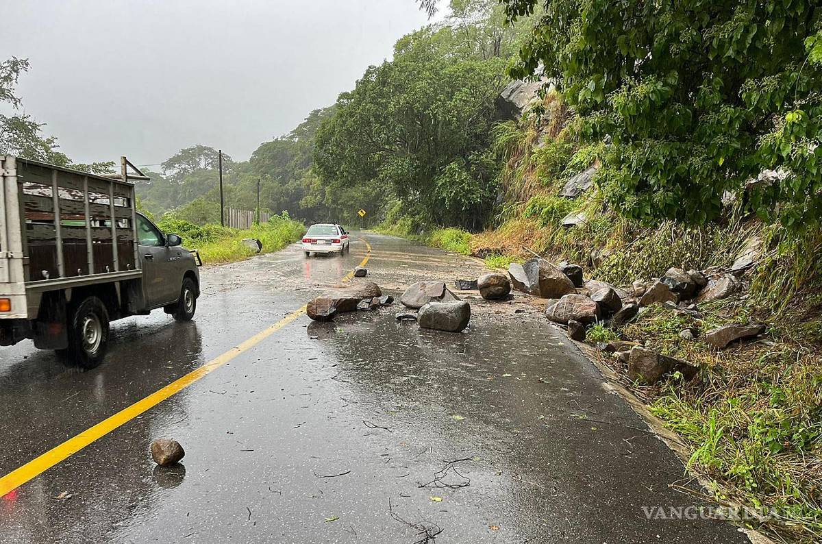 $!Rocas sobre una vía como parte de los daños ocasionados por el Huracán Otis en el balneario de Acapulco, en el estado de Guerrero (México).
