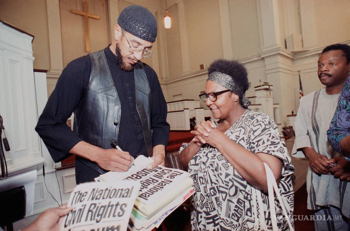 $!Jamil Al-Amin, antes conocido como H. Rap Brown, firma un programa tras dar un discurso el lunes 1 de julio de 1991 en Memphis.