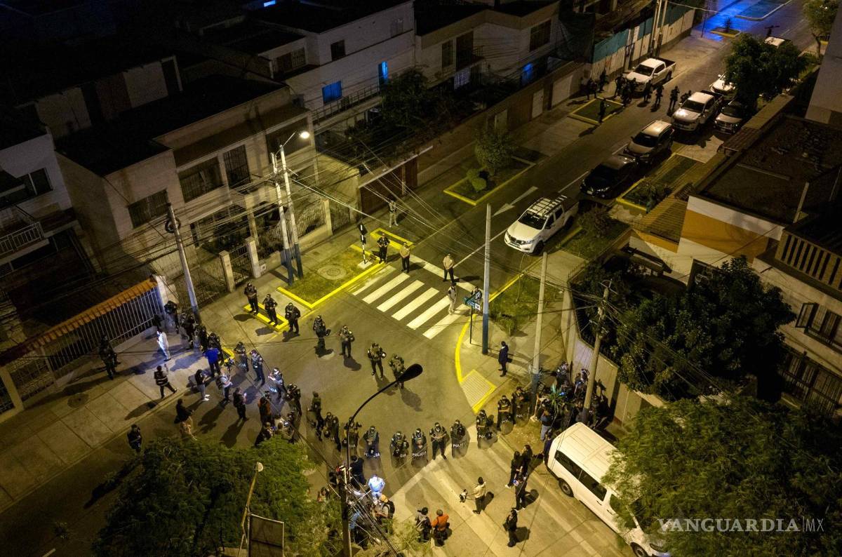 $!La casa de la presidenta de Perú, Dina Boluarte, fue allanada cerca de la medianoche de este viernes por un equipo de fiscales y agentes de la Policía.