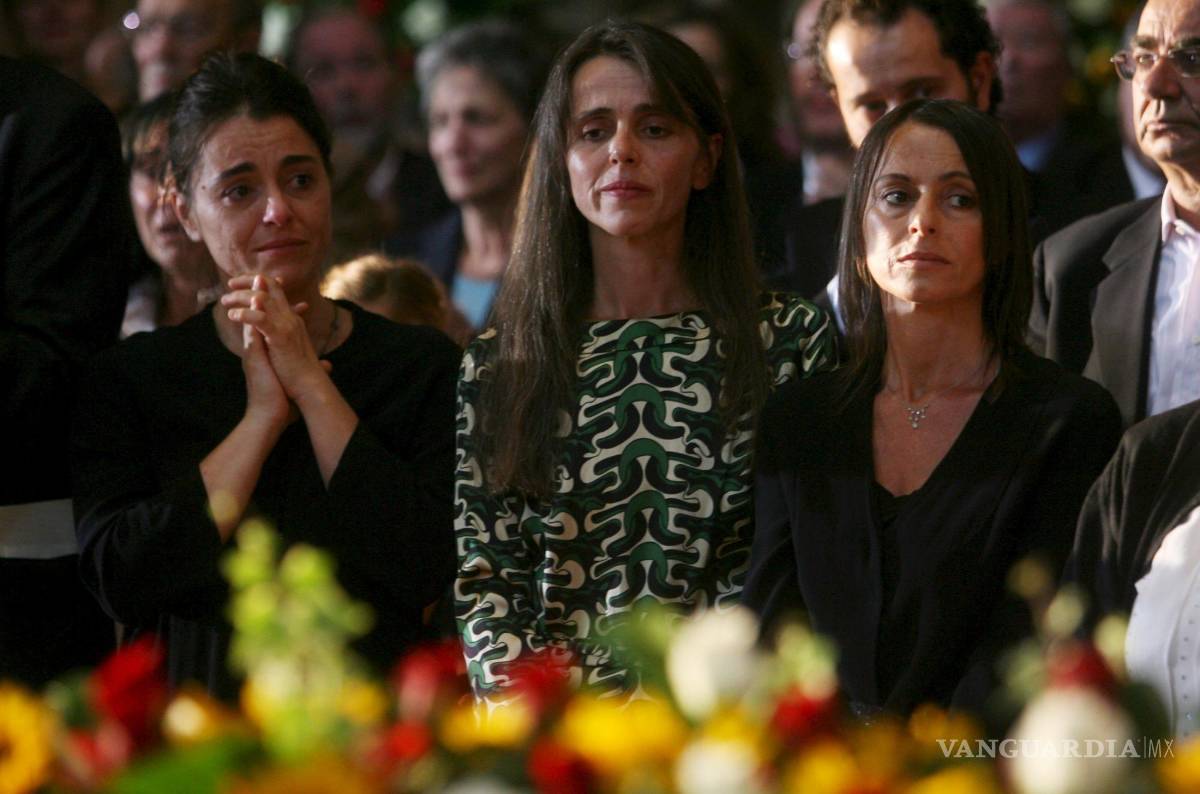 $!Las tres hijas mayores del tenor italiano Luciano Pavarotti (de i a d) Giuliana, Cristina y Lorenza, durante el funeral de su padre en la catedral de Módena, Italia.