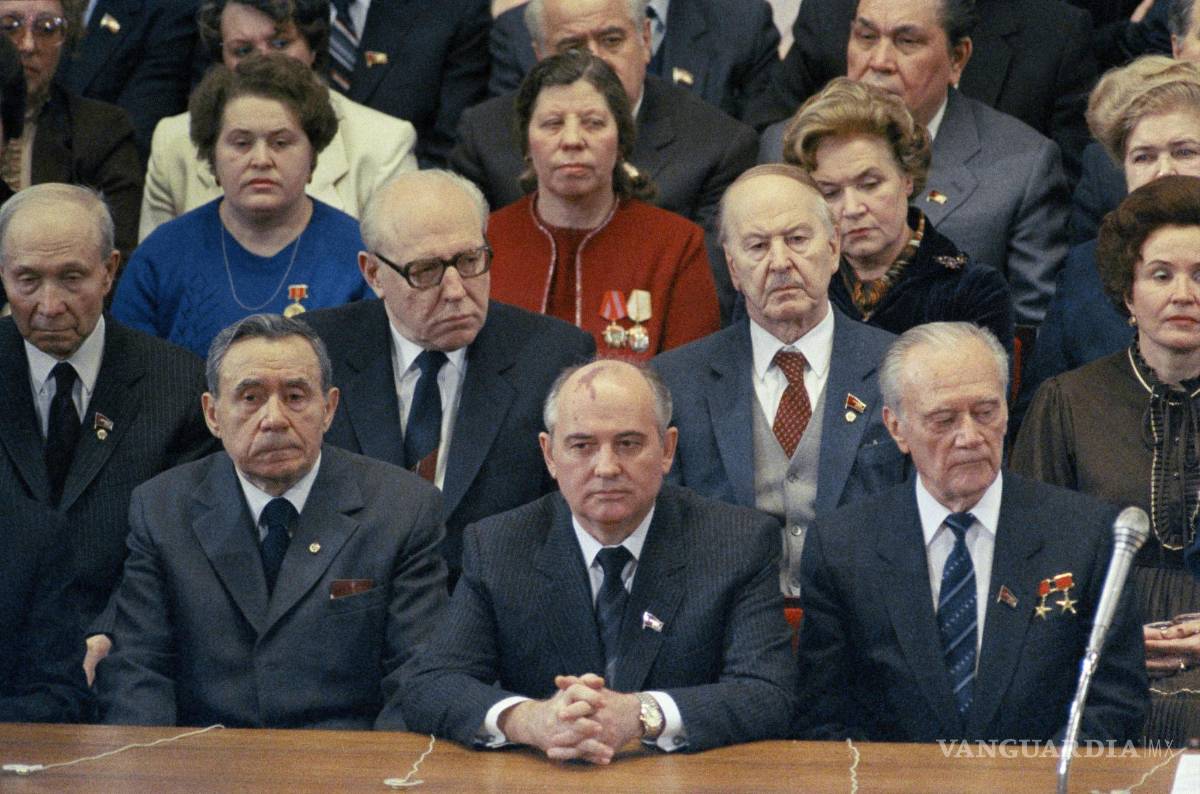 $!Mikhail Gorbachev, centro, asiste a la Gala del Día Internacional de la Mujer en el Teatro Bolshoi de Moscú el 7 de marzo de 1985.