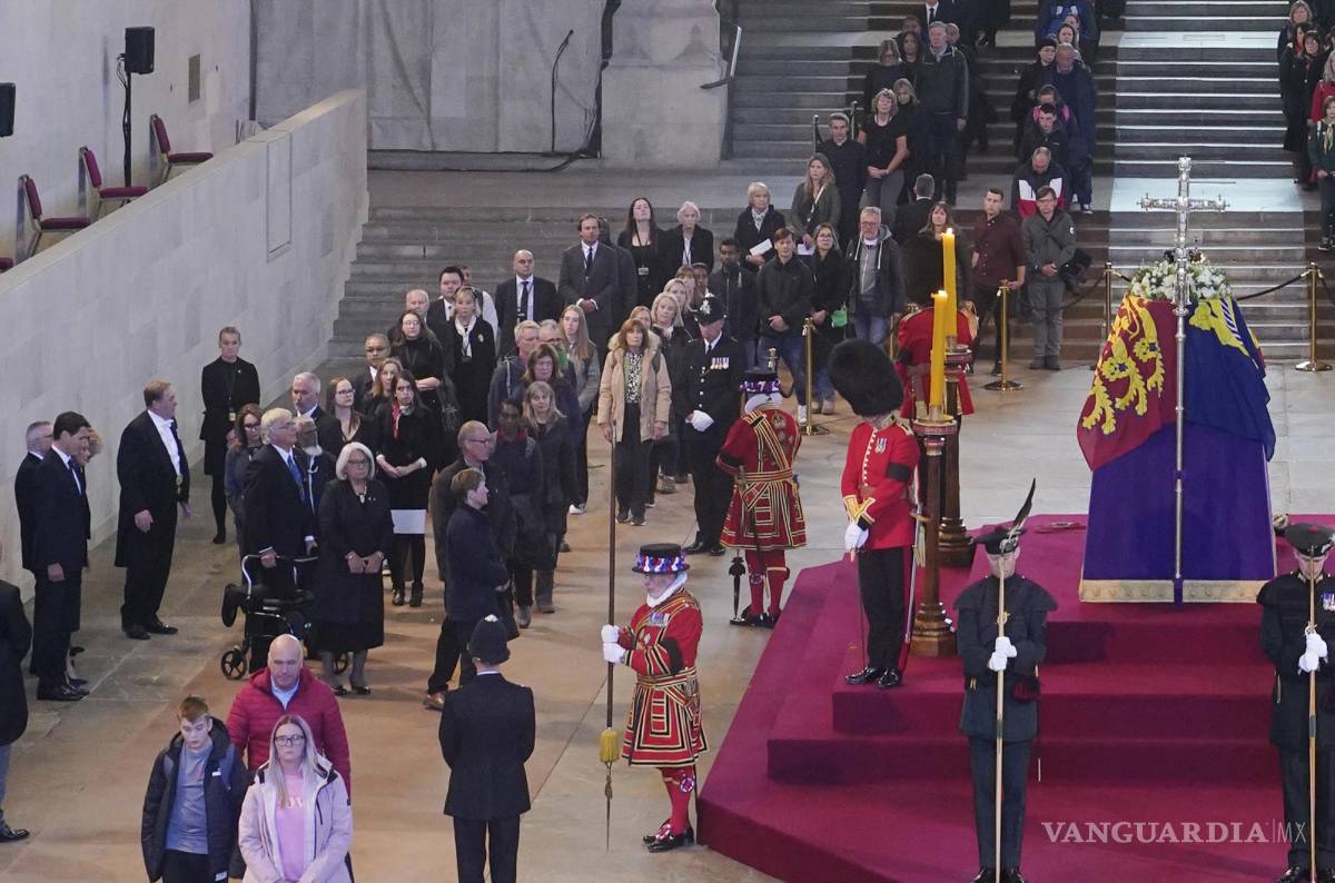 $!El primer ministro de Canadá, Justin Trudeau, a la izquierda del muro, y miembros del público en fila frente al ataúd de la reina Isabel II en el Palacio de Westminster.