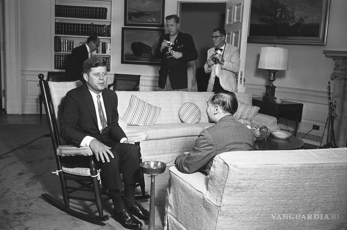 $!El presidente John F. Kennedy habla desde su ahora famosa mecedora con Nguyen Dinh Thuan, un alto funcionario de Vietnam del Sur, el 14 de junio de 1961.