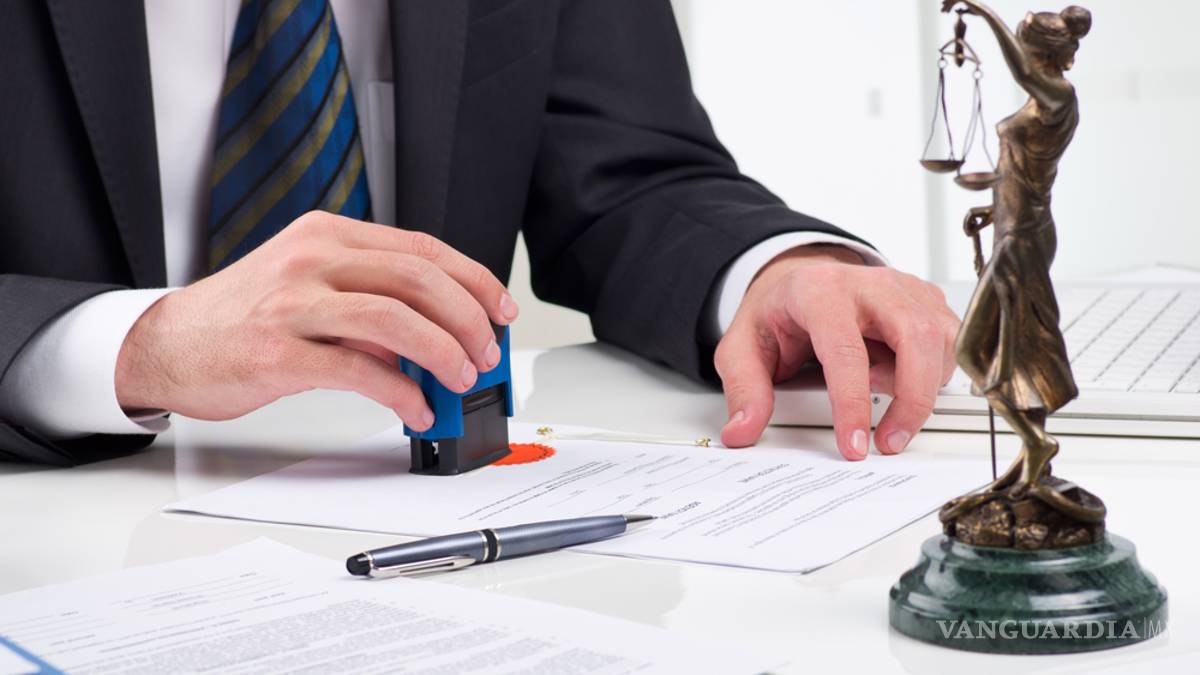 Intentan abogados en ISSSTE de Saltillo timar a maestra; pedían el 31% de los 186 mil pesos que recibiría