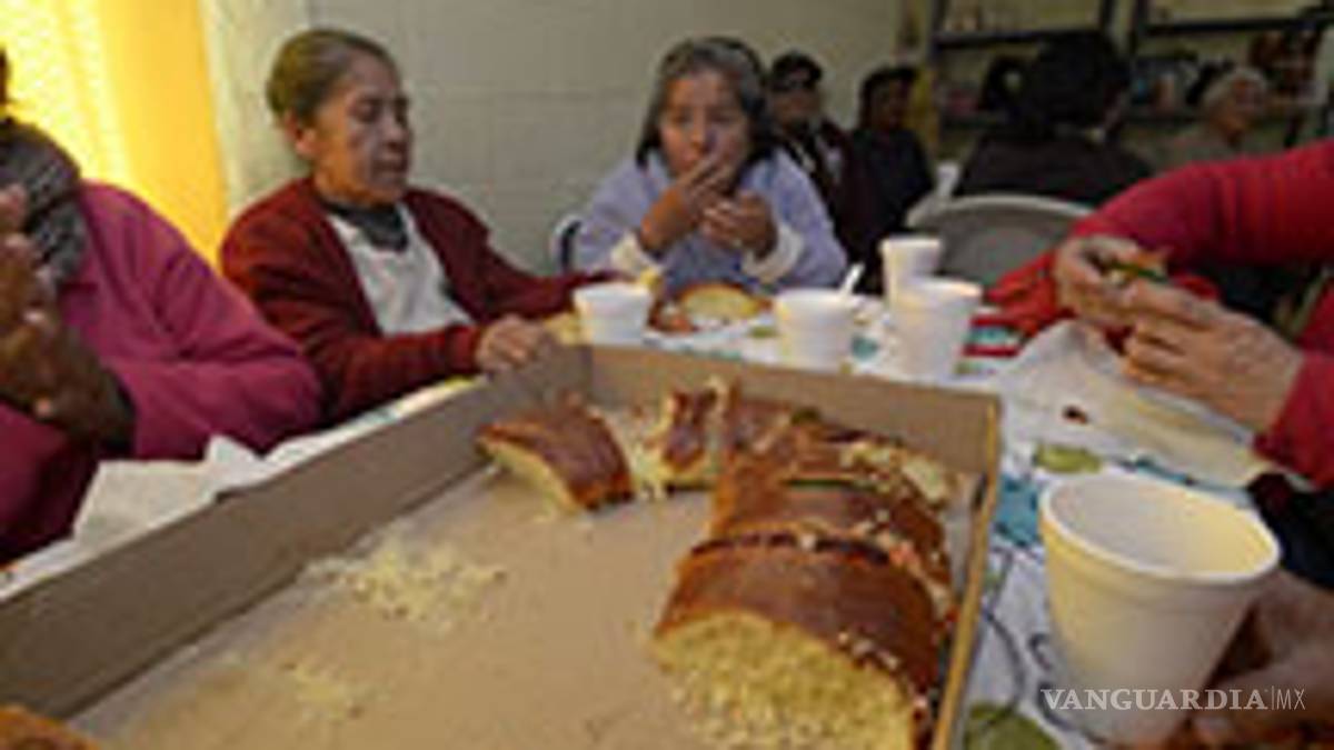 Comparten ancianos de Ramos, rosca de reyes