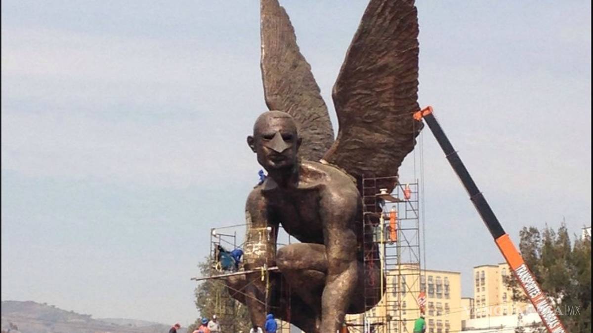 Ladrón se hace pasar por gárgola para no ser descubierto y ¡le funcionó!