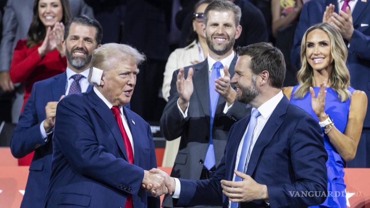 $!El candidato presidencial republicano y expresidente Donald Trump con su recién anunciado compañero de fórmula, el senador JD Vancede Ohio-