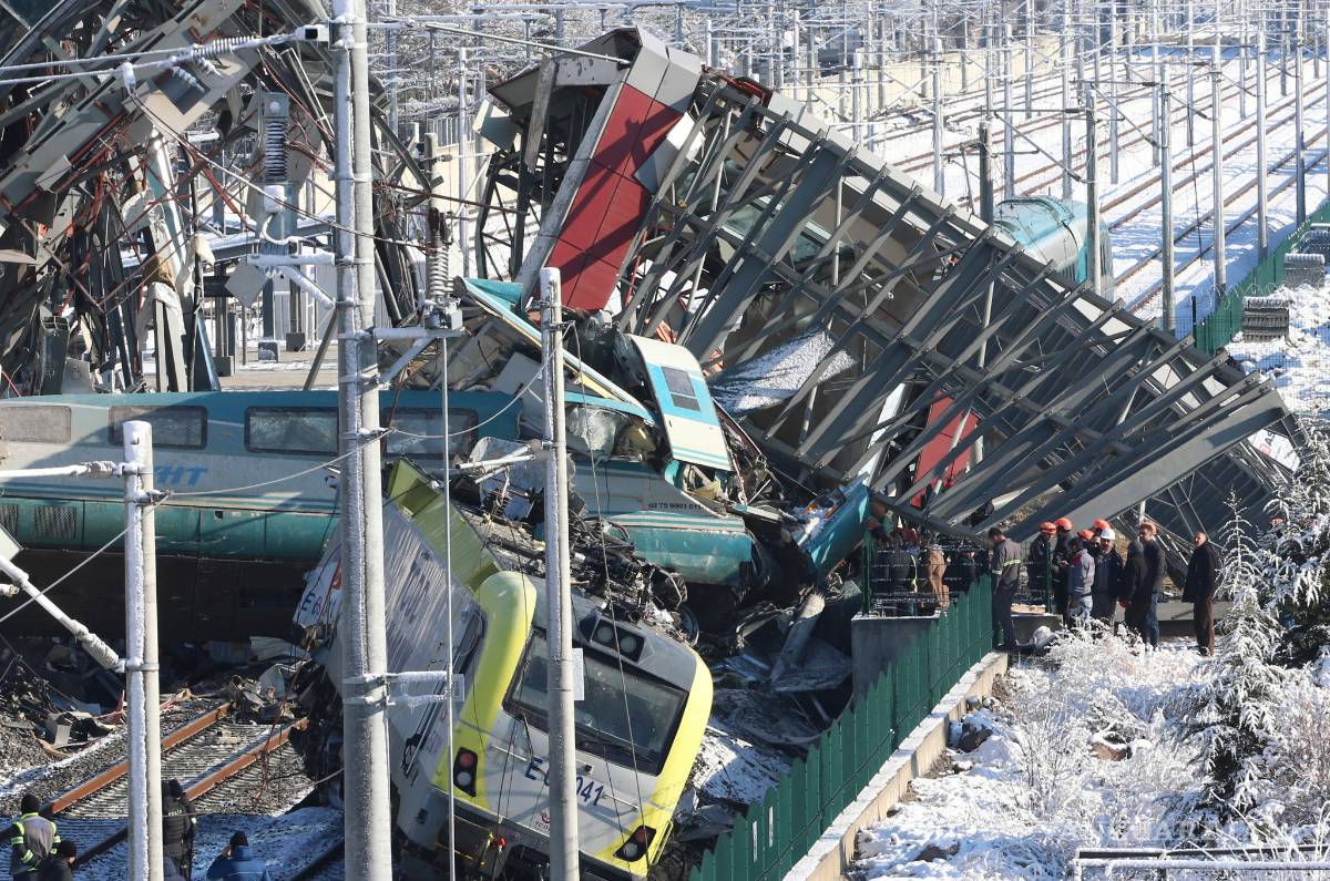$!Choque entre un tren de alta velocidad con una locomotora deja 9 muertos y 47 heridos en Ankara