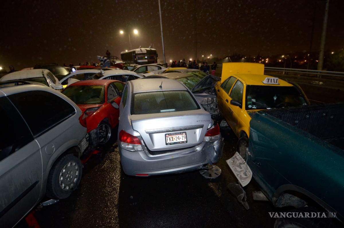 $!Colisionan más de 40 vehículos en mega carambola del Periférico de Saltillo (fotogalería)