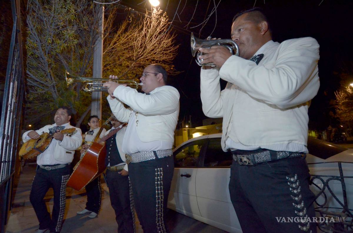 $!Hermoso cariño: Los mariachis del centro de Saltillo