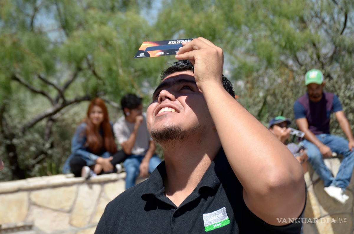 $!¡Hacen su agosto! Estudiantes venden y rentan protectores para ver el eclipse en la UAdeC