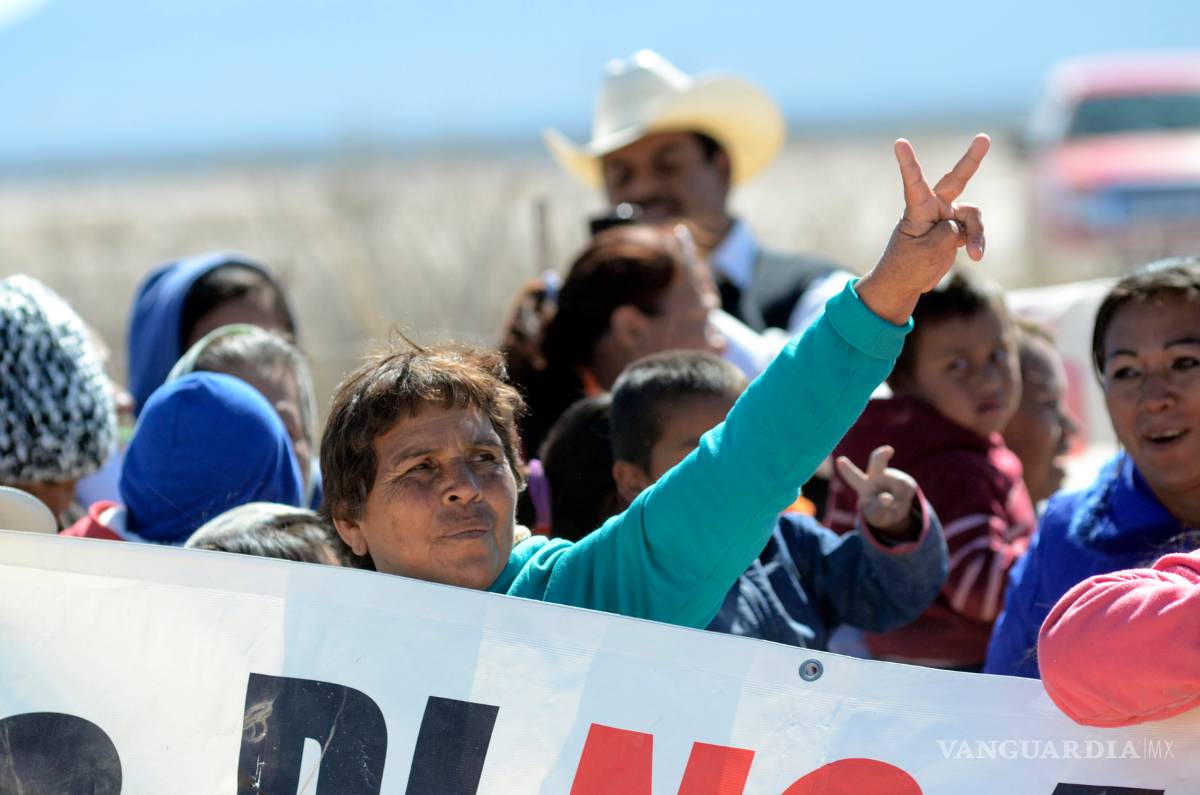 $!Inician campesinos de General Cepeda caravana contra desechos tóxicos