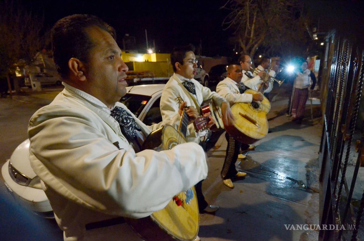 $!Hermoso cariño: Los mariachis del centro de Saltillo