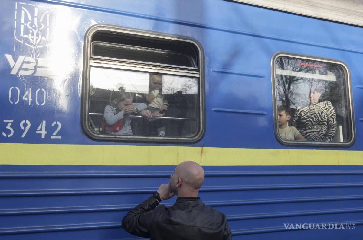 $!Los refugiados ucranianos se despiden de sus familiares que parten hacia Polonia en una estación de tren en la ciudad de Odesa, en el sur de Ucrania.