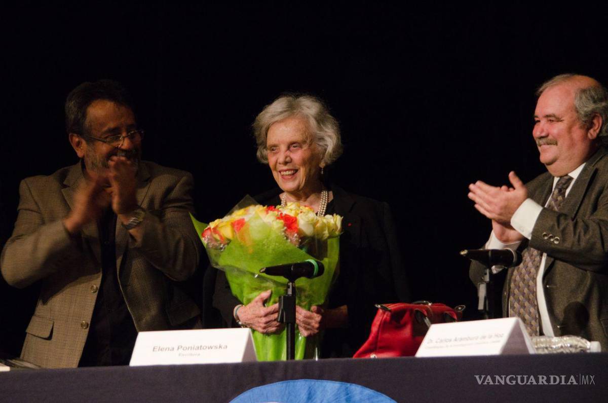 $!06MARZO2014. Elena Poniatowska presentó su nuevo libro El universo o nada, biografía del estrellero Guillermo Haro en el auditorio del Museo Universum.
