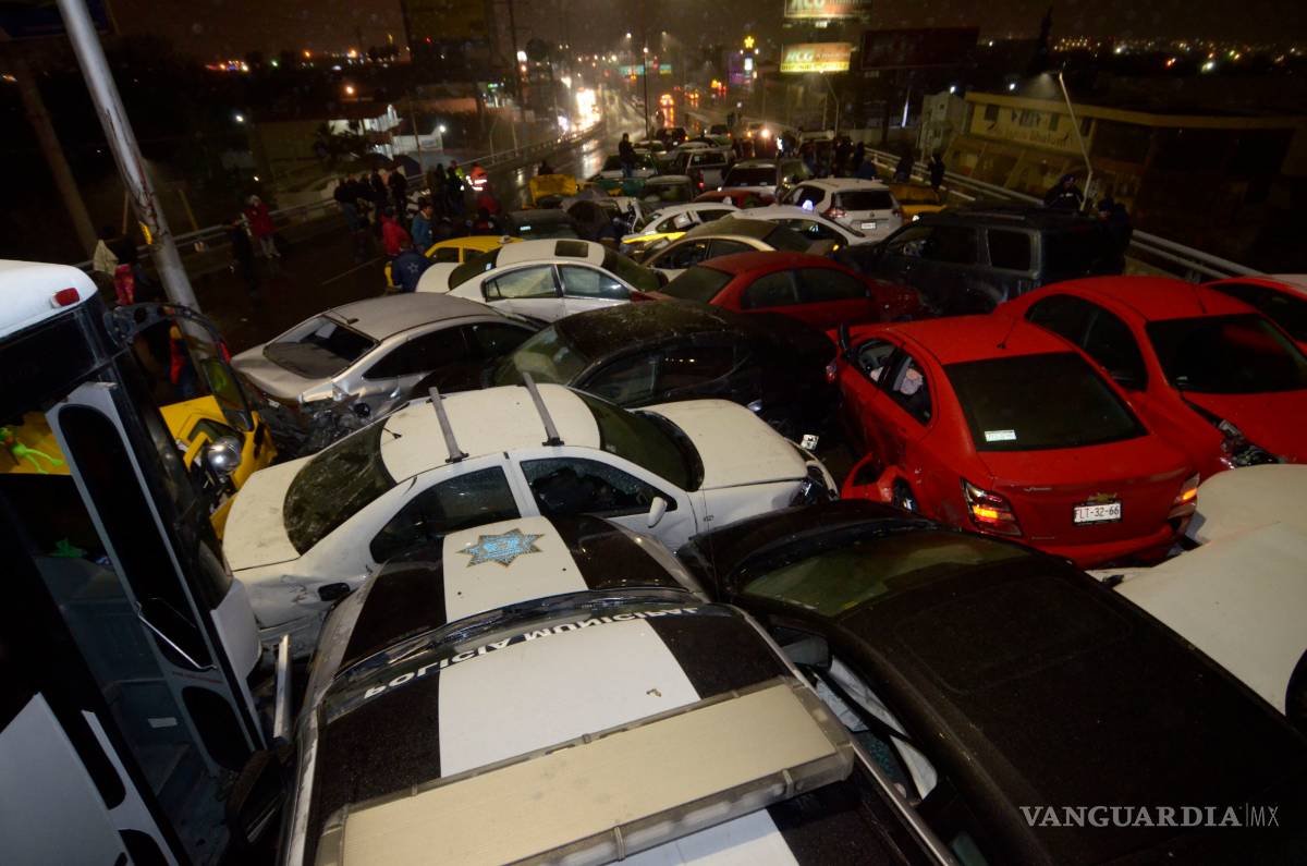 $!Colisionan más de 40 vehículos en mega carambola del Periférico de Saltillo (fotogalería)