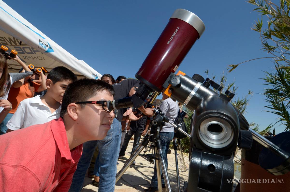 $!¡Hacen su agosto! Estudiantes venden y rentan protectores para ver el eclipse en la UAdeC