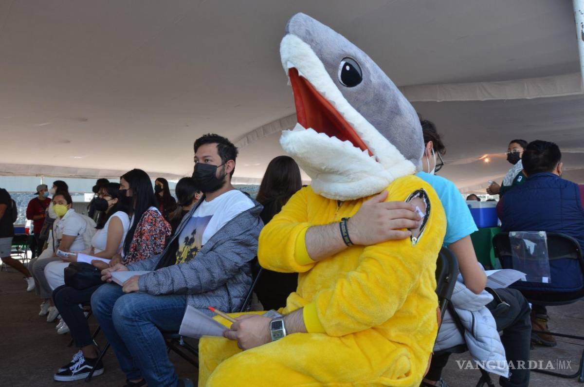 $!Miles de jóvenes de 18-29 años continúan acudiendo a la jornada de vacunación para recibir la tercer dosis de la vacuna contra Covid-19.