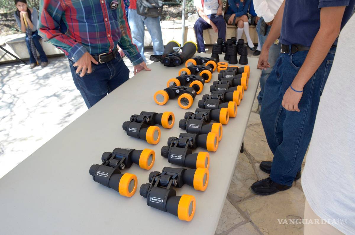 $!¡Hacen su agosto! Estudiantes venden y rentan protectores para ver el eclipse en la UAdeC