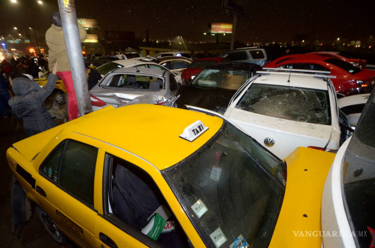 $!Colisionan más de 40 vehículos en mega carambola del Periférico de Saltillo (fotogalería)