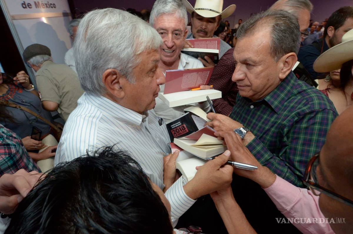 $!Presenta AMLO libro en Saltillo; cuestiona regreso de Humberto Moreira a la política