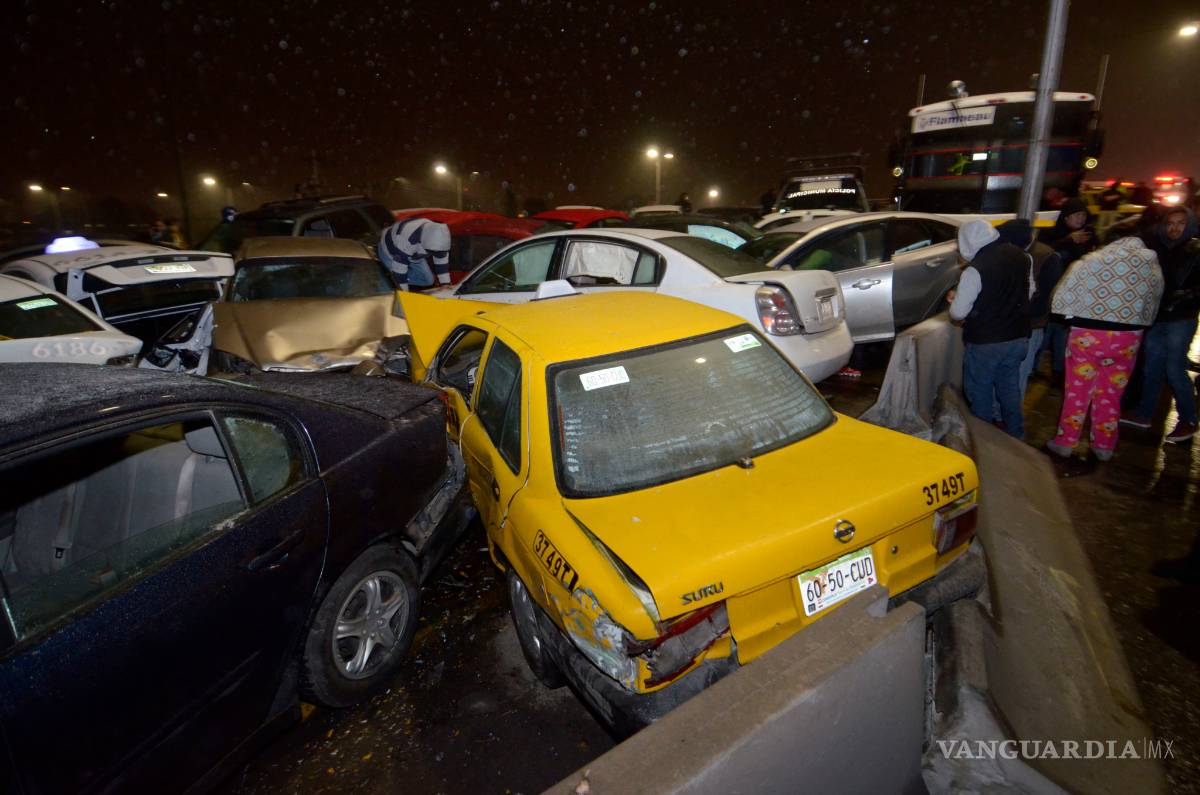 $!Colisionan más de 40 vehículos en mega carambola del Periférico de Saltillo (fotogalería)