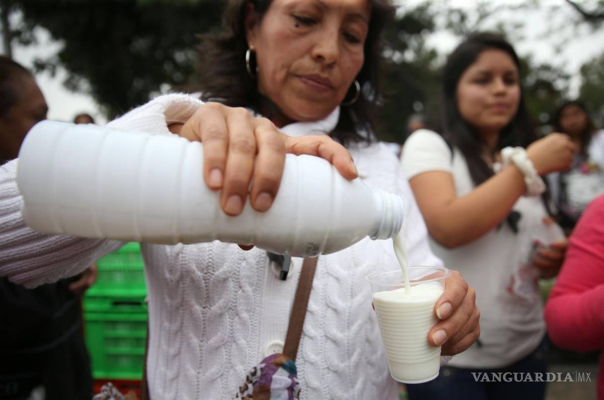 $!Un grupo de miembros de la Asociación de Ganaderos Lecheros del Perú (AGALEP), participa en una manifestación denominada Marcha Blanca.
