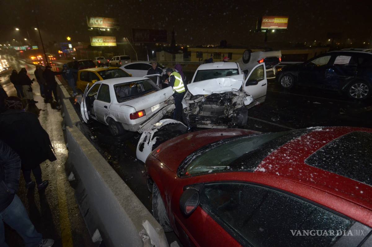 $!Colisionan más de 40 vehículos en mega carambola del Periférico de Saltillo (fotogalería)