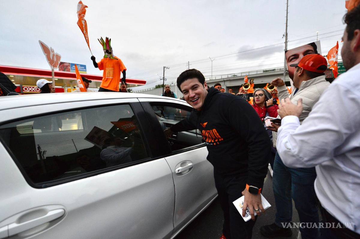 $!El gobernador con licencia de NL pegó calcomanías en el cruce de Carranza y LEA.
