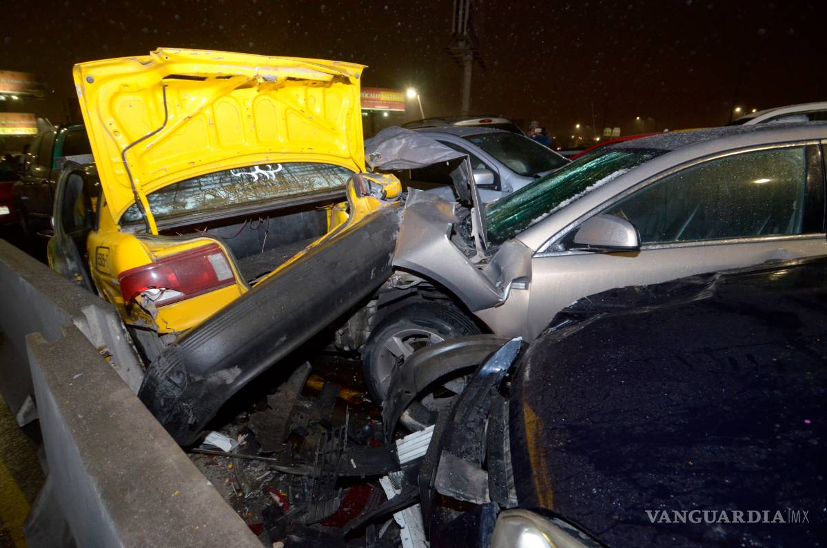 $!Colisionan más de 40 vehículos en mega carambola del Periférico de Saltillo (fotogalería)