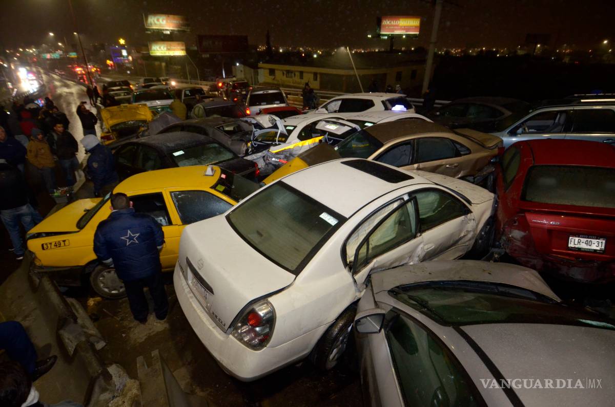 $!Colisionan más de 40 vehículos en mega carambola del Periférico de Saltillo (fotogalería)
