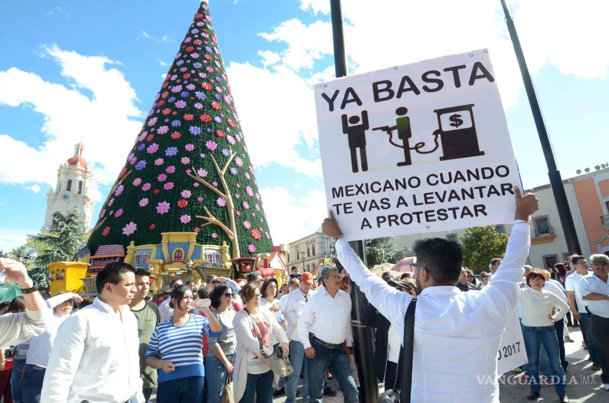 $!Saltillenses se manifiestan contra gasolinazo